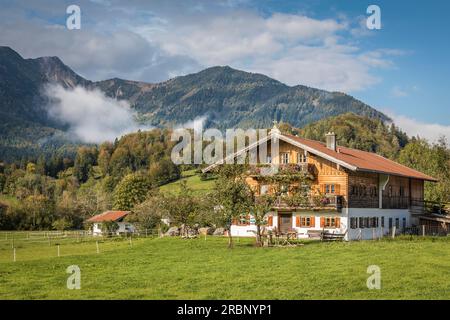 Traditioneller Bauernhof an der Alpenstraße bei Bayrischzell, Oberbayern, Bayern, Deutschland Stockfoto