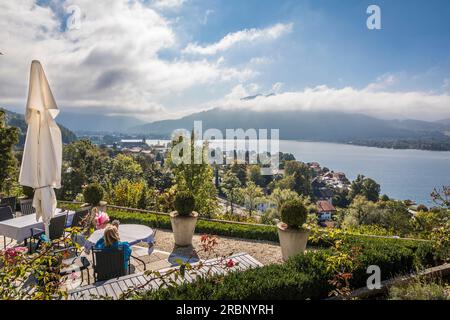 Blick von der Terrasse des traditionellen Hotels 'das Tegernsee' auf den Tegernsee, Oberbayern, Bayern, Deutschland Stockfoto