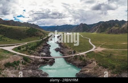 Die Katun-Stromschnellen im Sommer an der Oroctoy-Brücke in der Republik Altai, Russland, Altai-Berge, Luftpanorama von der Drohne Stockfoto