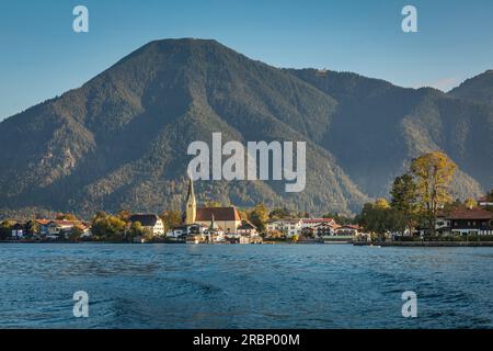 Blick vom Wasser auf die Promenade Rottach-Egern am Tegernsee, Oberbayern, Bayern, Deutschland Stockfoto