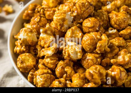 Hausgemachter Karamell-Popkorn zum Essen in einer Schüssel Stockfoto