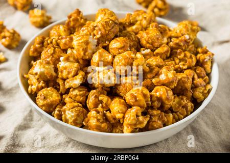 Hausgemachter Karamell-Popkorn zum Essen in einer Schüssel Stockfoto