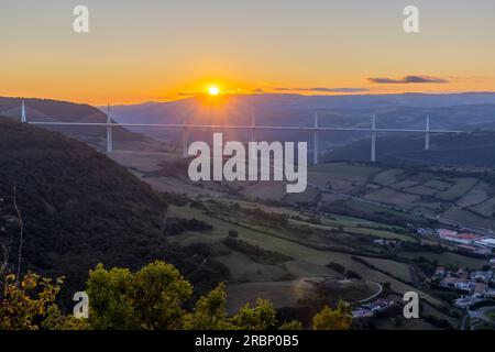 Mehrspannige Kabel blieben Millau Viadukt über Schlucht Tal des Flusses Tarn, Aveyron Departement, Frankreich Stockfoto