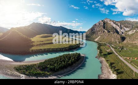 Der Fluss Katun im Sommer in der Republik Altai, Russland, das Altai-Gebirge, Luftpanorama von der Drohne Stockfoto