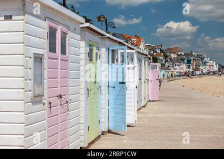 Strandhütten im Badeort Lyme Regis, Dorset, England Stockfoto