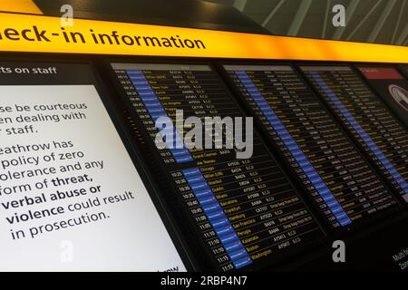 Ankunft eines Fluges und Check-in-Board an einem Flughafen. Das Feld zeigt auch die Benachrichtigung des Personals an Stockfoto