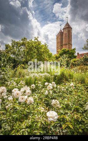 Weißer Garten und Turm von Sissinghurst Castle, Cranbrook, Kent, England Stockfoto