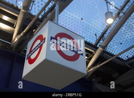 Ein großes Logo für den Londoner Untergrund auf einem weißen, hängenden Würfel Stockfoto