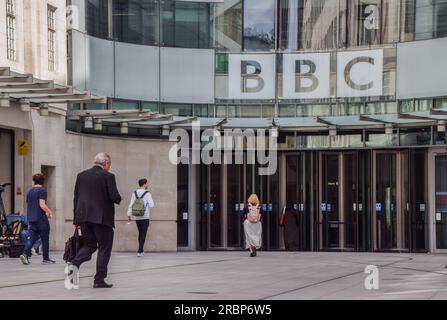 London, Großbritannien. 10. Juli 2023. Allgemeiner Blick auf Broadcasting House, die BBC-Zentrale im Zentrum von London. BBC hat einen unbekannten männlichen Moderator suspendiert, der beschuldigt wurde, einen Teenager für explizite Bilder bezahlt zu haben. Kredit: SOPA Images Limited/Alamy Live News Stockfoto