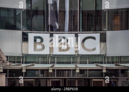 London, Großbritannien. 10. Juli 2023. Allgemeiner Blick auf Broadcasting House, die BBC-Zentrale im Zentrum von London. BBC hat einen unbekannten männlichen Moderator suspendiert, der beschuldigt wurde, einen Teenager für explizite Bilder bezahlt zu haben. Kredit: SOPA Images Limited/Alamy Live News Stockfoto