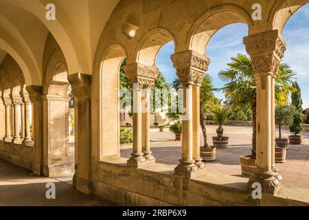 Romanische Halle im Innenhof von Schloss Bad Homburg, Taunus, Hessen, Deutschland Stockfoto