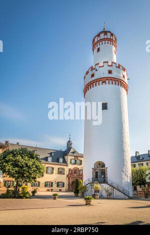 Weißer Turm im Innenhof von Schloss Bad Homburg, Taunus, Hessen, Deutschland Stockfoto