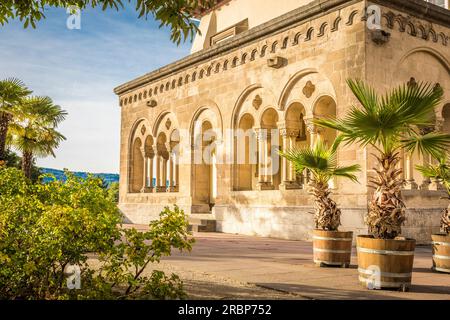 Romanische Halle im Innenhof von Schloss Bad Homburg, Taunus, Hessen, Deutschland Stockfoto