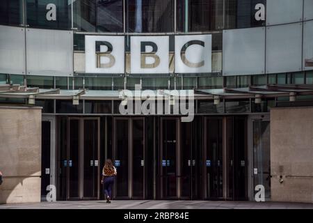 London, Großbritannien. 10. Juli 2023. Allgemeiner Blick auf Broadcasting House, die BBC-Zentrale im Zentrum von London. BBC hat einen unbekannten männlichen Moderator suspendiert, der beschuldigt wurde, einen Teenager für explizite Bilder bezahlt zu haben. (Foto: Vuk Valcic/SOPA Images/Sipa USA) Guthaben: SIPA USA/Alamy Live News Stockfoto