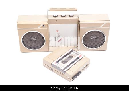 Tragbarer Stereo-Cassettenspieler im Retro-Look aus dem Jahr 80s. Englische Übersetzung: Band, links, rechts (Aufschrift auf Russisch) Stockfoto