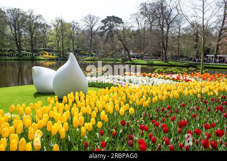 Amsterdam, Niederlande – 23. April 2023: Skulptur im Park Keukenhof am 23. April 2023. Keukenhof empfängt jährlich über 800.000 Besucher Stockfoto