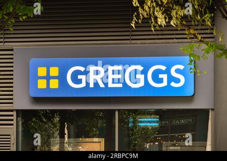 London, England, Vereinigtes Königreich - 27. Juni 2023: Schild über dem Eingang der Filiale der Bäckerei Greggs in Paddington im Zentrum von London Stockfoto