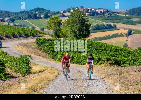 Auf den Straßen von Fausto Coppi, der Gegend um Tortona, die Aussicht von der „Rampina“, der weißen Straße des Radrennens „La Mitica“, Castellania, Piemont, Italien Stockfoto