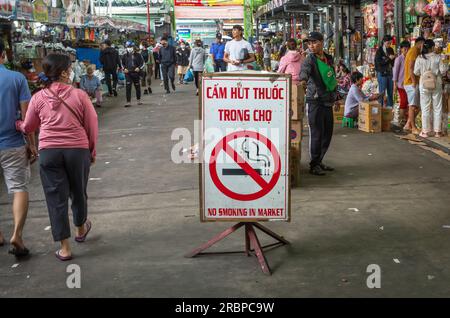 Ein Schild mit der Aufschrift „No Smoking in Market“ auf Englisch und Vietnamesisch im Con Market in Danang, Vietnam. Stockfoto