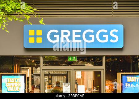 London, England, Vereinigtes Königreich - 27. Juni 2023: Schild über dem Eingang der Filiale der Bäckerei Greggs in Paddington im Zentrum von London Stockfoto