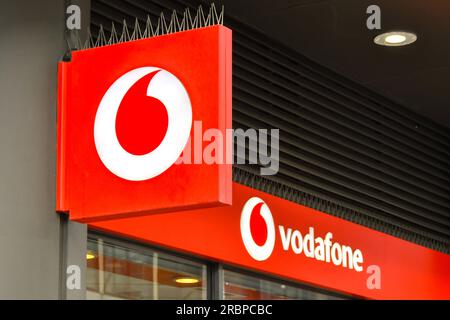 London, England, Vereinigtes Königreich - 28. Juni 2023: Schild über dem Eingang der Zweigstelle der Vodafone-Mobilfunkgeschäftkette in Paddington im Zentrum von London. Stockfoto