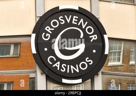 London, England, Vereinigtes Königreich - 28. Juni 2023: Schild über dem Eingang eines der Grosvenor Casinos im Zentrum von London. Stockfoto