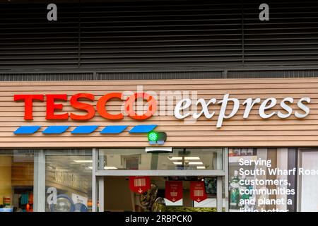 London, England, Vereinigtes Königreich - 28. Juni 2023: Schild über dem Eingang der Filiale des Tesco Express in Paddington im Zentrum von London. Stockfoto