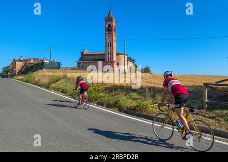 Auf den Straßen von Fausto Coppi, in der Gegend von Tortona, Kirche der Himmelfahrt, in Montale Celli Place, Costa Vescovato, Piemont, Italien Stockfoto