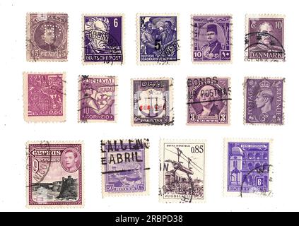 Lila Briefmarken aus aller Welt auf weißem Hintergrund. Stockfoto