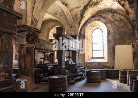 Großes altes Gewölbe im Zisterzienserkloster in Eberbach bei Kiedrich, Rheingau, Hessen, Deutschland Stockfoto