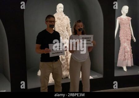 New York, USA. 8. Juli 2023. Mitglieder des Aussterbens Rebellion NYC und erheben sich und widerstehen mit Streifen Klebeband am Mund, halten Schilder mit dem Aufdruck "Keine Kunst auf einem toten Planeten" inszeniert Solidaritätsprotest. Ausrottung Rebellion NYC und erheben Sie sich und widerstehen Sie einem Protest, der dazu aufruft, die Anklage gegen Joanna Smith und Tim Martin vor dem Metropolitan Museum of Art in New York City fallen zu lassen. Joanna Smith und Tim Martin bemalten den Fall einer Degas-Skulptur während eines zivilen Ungehorsams in der National Gallery of Art in Washington, DC. (Kreditbild: © Ron Adar/SOPA Bilder über ZUMA Press Wire) Stockfoto