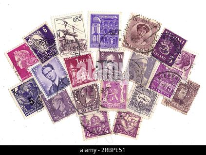 Lila klassische Briefmarken aus Europa auf weißem Hintergrund. Stockfoto