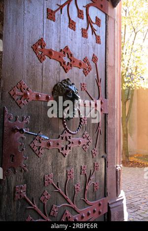 Eingangstor der katholischen Pfarrkirche St. Valentinus (Kiedrich), Rheingau, Hessen, Deutschland Stockfoto