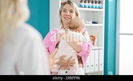 Mutter und Tochter umarmen sich während der ärztlichen Beratung in der Klinik Stockfoto