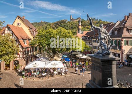 Marktplatz von Weinheim, im Hintergrund Burgruinen von Windeck, Südhessen, Hessen, Deutschland Stockfoto