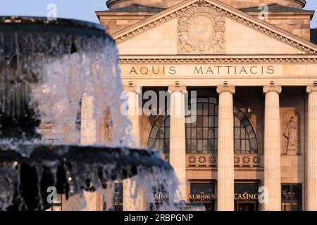 Kurhaus und Brunnen auf dem Bowling Green, Wiesbaden, Hessen, Deutschland Stockfoto