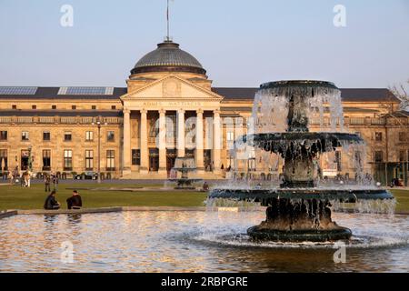 Kurhaus und Brunnen auf dem Bowling Green, Wiesbaden, Hessen, Deutschland Stockfoto