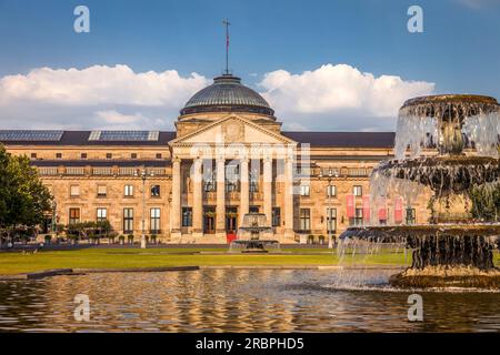 Kurhaus und Brunnen auf dem Bowling Green, Wiesbaden, Hessen, Deutschland Stockfoto