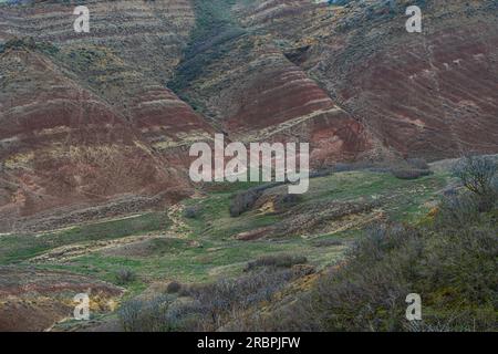 Malerischer Blick auf das farbenfrohe Tal des Regenbogens in der Wüste Gareja, in der Nähe des David Garedja Klosters in Kakheti, Georgia Stockfoto