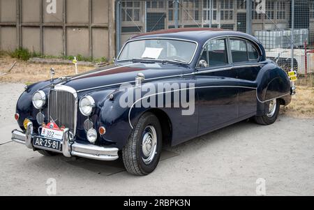 Lelystad, Niederlande, 18.06.2023, Retro Luxuslimousine Jaguar Mark IX ab 1960 Uhr am National Oldtimer Day Stockfoto
