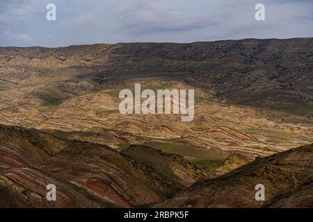 Malerischer Blick auf das farbenfrohe Tal des Regenbogens in der Wüste Gareja, in der Nähe des David Garedja Klosters in Kakheti, Georgia Stockfoto