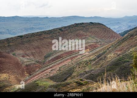 Malerischer Blick auf das farbenfrohe Tal des Regenbogens in der Wüste Gareja, in der Nähe des David Garedja Klosters in Kakheti, Georgia Stockfoto