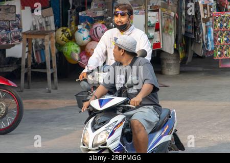 SAMUT PRAKAN, THAILAND, 03 2023. MÄRZ, zwei Männer kommunizieren, wenn sie auf Motorrädern vorbeifahren Stockfoto