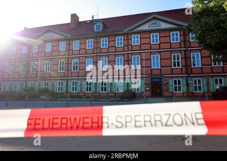 Wernigerode, Deutschland. 10. Juli 2023. Blick auf das weithin abgesperrte Polizeirevier im Stadtzentrum. Die Polizeistation und der benachbarte Nicolaiplatz wurden teilweise evakuiert. Der Grund war ein Umschlag mit pulverförmigen Substanzen, zusätzlich zu einem mehrseitigen Brief, wie die Polizei ankündigte. Nach einer ersten Prüfung durch die Feuerwehr konnte nicht ausgeschlossen werden, dass es sich um giftige Substanzen handelte. Kredit: Matthias Bein/dpa/Alamy Live News Stockfoto