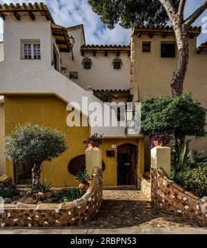 Haus mit Vorgarten im Resort von Cala Fornells, Paguera, Mallorca, Spanien Stockfoto