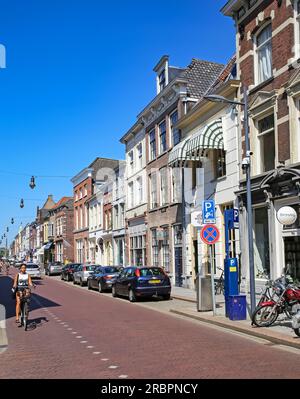 S-Hertogenbosch (Hinthamerstraat), Niederlande - Juli 8. 2023 Uhr: Wunderschöne alte holländische Häuser an der Hauptstraße im Stadtzentrum Stockfoto