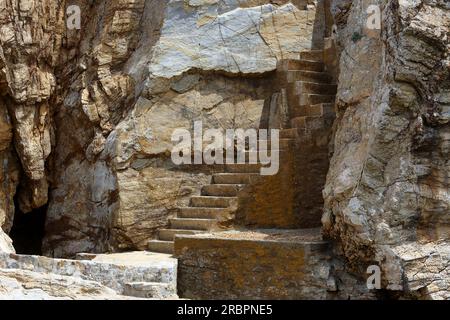 Treppen zum Kloster auf der Insel Kyra Panagia. Es gehört zum Marine Park, nördlich von Alonissos, Nordsporaden, Griechenland Stockfoto