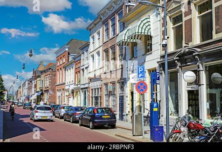 S-Hertogenbosch (Hinthamerstraat), Niederlande - Juli 8. 2023 Uhr: Wunderschöne alte holländische Häuser an der Hauptstraße im Stadtzentrum Stockfoto