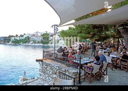 Terrasse der Taverna Bourtzi auf der Bourtzi-Halbinsel, Stadt, Skiathos-Insel, Nordsporaden, Griechenland Stockfoto