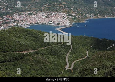 Blick auf den Hafen von Skopelos Stadt, Skopelos Insel, Nördliche Sporaden, Griechenland Stockfoto